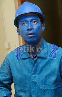 Wajahnya juga diwarnai dengan warna biru. Pool/Gus Mun/detikFoto.