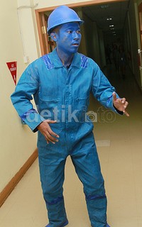 Ia tampil dengan busana dan helm serba biru. Pool/Gus Mun/detikFoto.