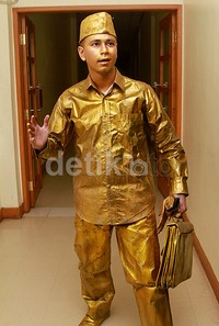 Raffi dibalut busana serba emas. Pool/Gus Mun/detikFoto.