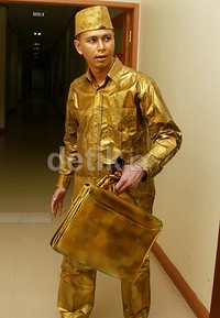 Tak hanya busana dan tas, wajahnya juga diwarnai dengan warna emas. Pool/Gus Mun/detikFoto.