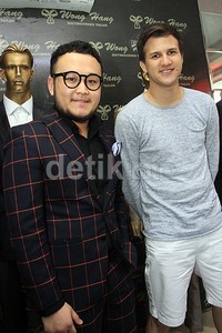 Stuart memilih Samuel Wong Hang untuk membuat baju pernikahannya. Pool/Akew/detikHOT.