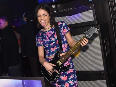 Vanessa Hudgens Pamer Skill Main Gitar