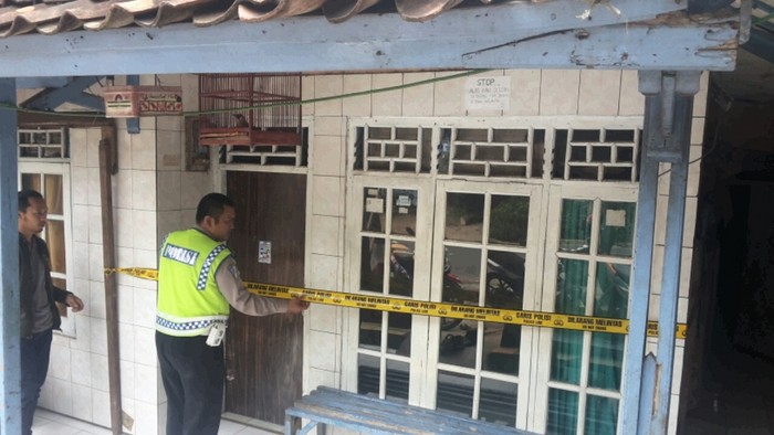 Lantai Mendadak Pancarkan Hawa Panas, Rumah Tedjo Dipasang Garis Polisi
