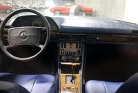 Di bagian interiornya, mobil ini tetap menggunakan dashboard, jok dan pelapis yang sama seperti aslinya. Kesan klasik pada mobil ini tetap hadir dengan setir four-arm dan cluster meter aslinya. Istimewa/Dok. German Motorcars.     