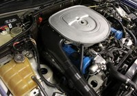 Mesin V8 4.2 liter yang mampu memuntahkan tenaga hingga 230 daya kuda telah hadir di balik kapnya. Tenaga dari mesin tersebut kemudian diteruskan ke roda belakang melalui transmisi otomatis. Istimewa/Dok. German Motorcars.
