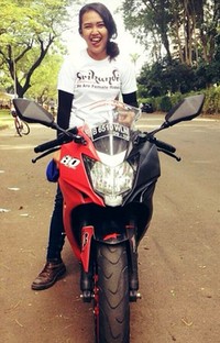 Salah satu personel Srikandi Indonesia, yang baru Andana, berpose dengan motor KTM. Tim turing Srikandi Indonesia ini terbentuk secara tak sengaja, dan masih muda, kurang dari satu tahun. Istimewa/Srikandi Indonesia.