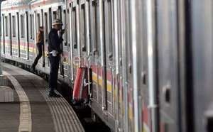 Seorang Pria Loncat dan Terlindas KRL di Stasiun Jayakarta