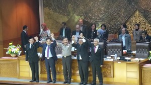 Tanpa Fahri, Pimpinan DPR Foto Bareng Komjen Badrodin di Panggung Paripurna