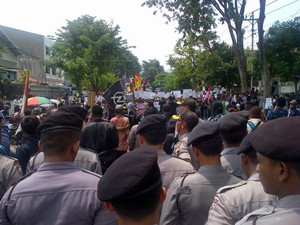 Massa Pro dan Kontra Pabrik Semen Demo PTUN Semarang, 500 Polisi Berjaga