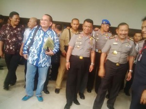 Keakraban Ruhut Sitompul dan Komjen Badrodin di DPR