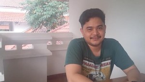Pemasang Iklan TV di Mikrolet: Promosi Sambil Bantu Pak Sopir