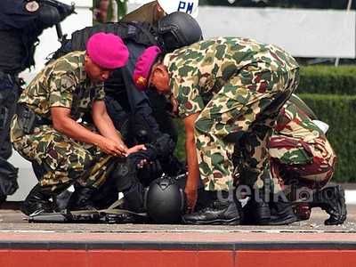 Prajurit Den Jaka Terjatuh Saat Aksi di Depan Jokowi
