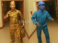 Raffi Ahmad jadi manusia emas dan Denny 'Cagur' jadi manusia biru. Pool/Gus Mun/detikFoto.