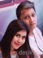 Mesranya Syahnaz dan Pacar di Mobil