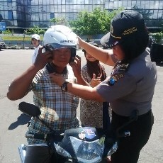 Operasi Simpatik, Polisi Bagikan Helm Kaos, dan Bunga