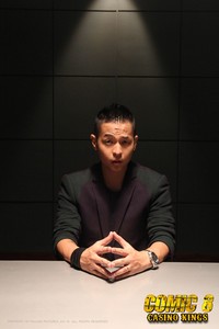 Ernest Prakasa masih tampil necis lewat setelan jas hitam. (Dok Falcon Pictures)