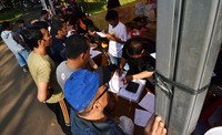 Warga mengantre servis gratis sepeda motor. Istimewa/WMS.