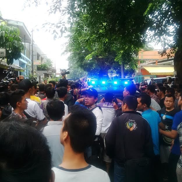 Polisi Bawa Rio ke Kosan Deudeuh, Warga Berkerumun dan Lalin Macet