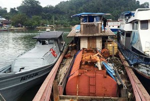 TNI AL Amankan Kapal Pembawa 14 Ton BBM Ilegal di Padang