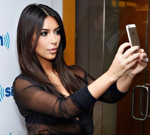 Dalam 1 Menit, 500 Buku Kumpulan Foto Selfie Kim Kardashian Sold Out