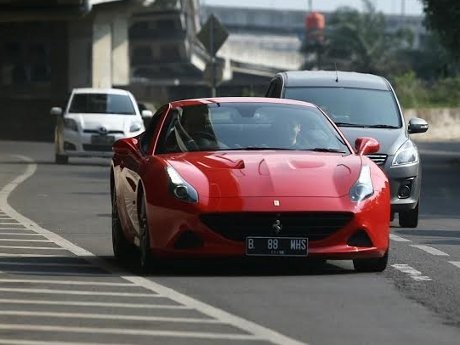 Kencan Instan Bersama Ferrari California T