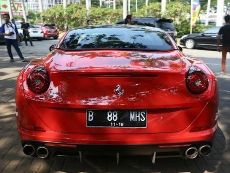 Kencan Instan Bersama Ferrari California T