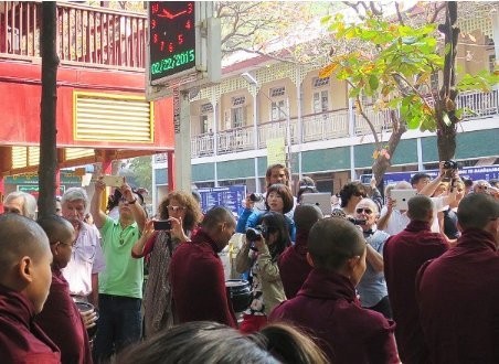 Turis Norak Foto Biksu di Myanmar Ala Paparazzi, Jangan Ditiru!