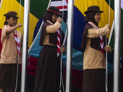 109 Bendera Peserta KAA Dikibarkan