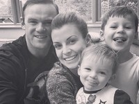 Wayne Rooney Foto Mesra dengan Keluarga, Miley Cyrus Ekspos Payudara