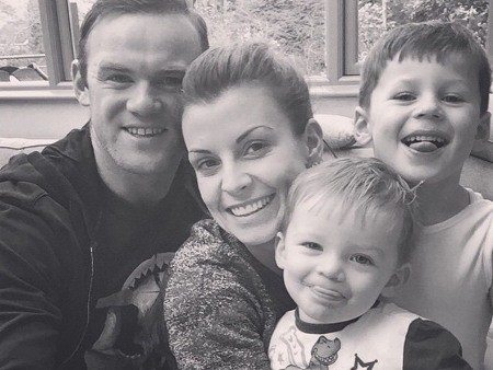 Wayne Rooney Foto Mesra dengan Keluarga, Miley Cyrus Ekspos Payudara Wayne Rooney Foto Mesra dengan Keluarga, Miley Cyrus Ekspos Payudara