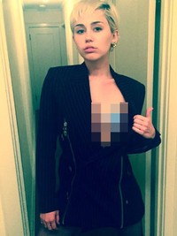 Wayne Rooney Foto Mesra dengan Keluarga, Miley Cyrus Ekspos Payudara