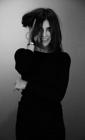 Mantan Editor Vogue Paris, Carine Roitfeld Berkolaborasi dengan Uniqlo