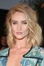 Si Cantik Rosie Huntington-Whiteley yang Selalu Seksi