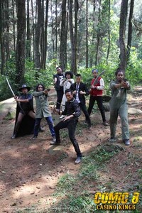 Cuplikan foto-foto behind the scene film 'Comic 8: Casino Kings'. (Dok Falcon Pictures)