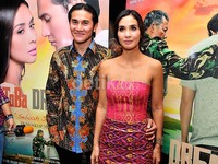 Di film tersebut, Vino berperan sebagai pemuda Batak bernama Ronggur, sedangkan sang istri menjadi Andini. Pool/Noel/detikFoto.
