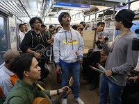 Mempromosikan lagu baru mereka berjudul 'PD', d'Masiv hibur penumpang Coummuter Line rute Kalibata hingga Djuanda.