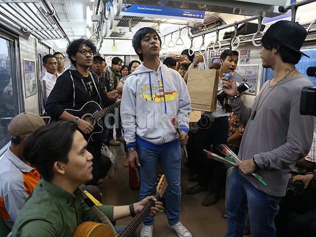 d'Masiv Ngamen di Commuter Line