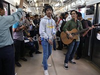 Sepanjang jalan mereka membawakan lagu 'PD' dari gerbong ke gerbong.