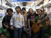 Nantinya, video 'ngamen' mereka ini bisa disaksikan pada tanggal 21 April yang bertepatan dengan Hari Kartini di https://www.facebook.com/dmasivband.