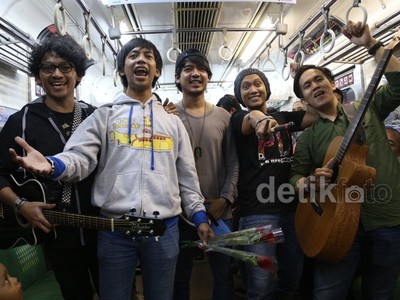 dMasiv Ngamen di Commuter Line