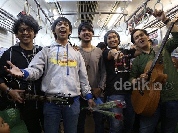 dMasiv Ngamen di Commuter Line