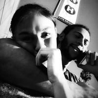 Devin tampak mesra merangkul Agnez. (Instagram/Agnez MO)