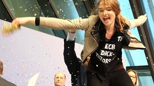 Aksi Protes Perempuan Cantik Bernyali Menyerang Presiden Bank Eropa