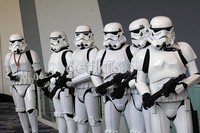 Kumpulan Stormtrooper siap menjalankan perintah Darth Vader.