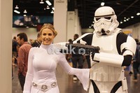 Wah, Stormtrooper yang ini bawa pacar cantik. Tapi kok malah dibidik senjata?