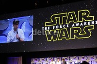 J.J. Abrams dalam sebuah sesi diskusi mengenai pembuatan film Star Wars: The Force Awakens bersama Produser Lucasfilm Kathleen Kennedy.