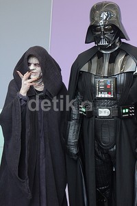 Emperor Palpatine bersama Darth Vader tampak menyeramkan.