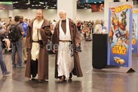 Dua Jedi bertubuh besar. Pria berambut putih sangat mirip dengan pemeran Obi Wan Kenobi di trilogi pertama 'Star Wars'.