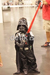 Darth Vader cilik dengan lightsaber-nya siap menghalau para Jedi yang datang.
