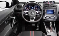Pada interiornya, batang kemudinya mendapatkan jahitan warna merah dan hitam serta logo GTS. Berbagai fitur hiburan dan perangkat lainnya juga terlah diubah sehingga terlihat lebih ciamik. Istimewa/VW.